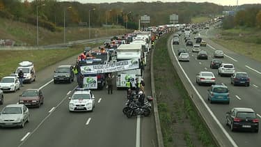 Samedi, les routiers se sont mobilisés contre l'écotaxe. Ils envisagent de placer des barrages filtrants lundi 2 décembre.
