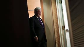 Newt Gingrich a annoncé son retrait de la course à l'investiture républicaine en vue de l'élection présidentielle du 6 novembre aux Etats-Unis, lors d'une conférence de presse en Virginie. /Photo prise le 2 mai 2012/REUTERS/Benjamin MyersELECTIONS)
