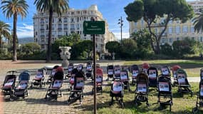 À Nice ce jeudi 26 octobre 2023, trente poussettes vides ont été installées dans le square Yitzhak Rabin pour dénoncer les enfants encore otages du Hamas. 
