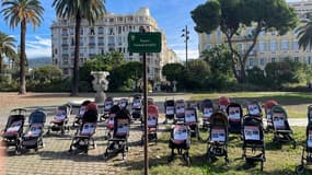 À Nice ce jeudi 26 octobre 2023, trente poussettes vides ont été installées dans le square Yitzhak Rabin pour dénoncer les enfants encore otages du Hamas. 