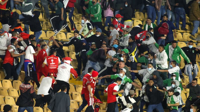 Colombie: envahissement de terrain, batailles rangées… le match Santa Fe-Atlético Nacional dérape complètement