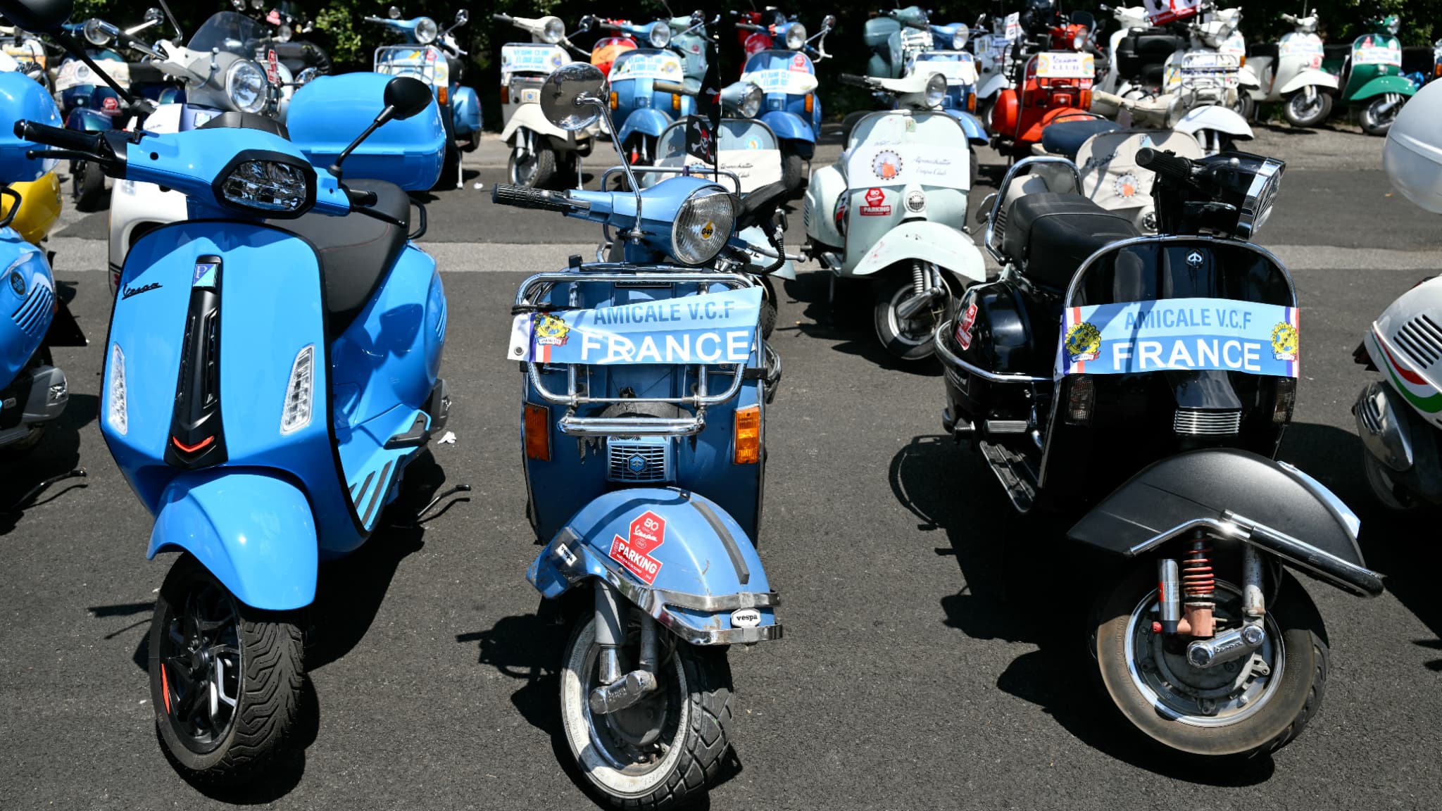 Des passionnés de Vespa venus du monde entier défilent à Rome le 27 juin 2026, à l'occasion des Journées mondiales Vespa, qui célèbrent le 80e anniversaire de la marque italienne emblématique de scooters. 