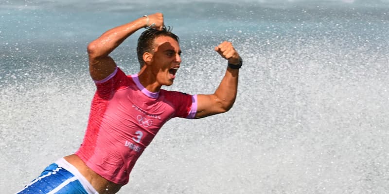 Kauli Vaast à Tahiti, le lundi 5 août 2024, lors des épreuves de surf des Jeux olympiques