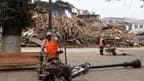 Employés municipaux à l'oeuvre à Constitucion. Le gouvernement chilien a ramené le bilan du séisme de samedi à 279 morts après avoir fait état de 802 décès. /Photo prise le 4 mars 2010/REUTERS/Enrique Marcarian