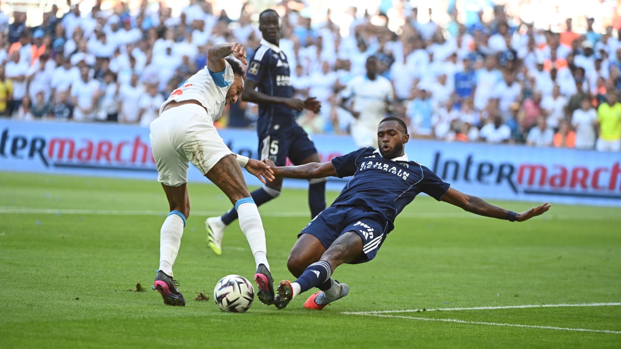 Pierre Emerick Aubameyang face à Otavio, le 23 août 2025.