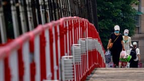 Des personnes portant le masque à New Taipei, le 15 mai 2021, après le durcissement des mesures sanitaires à Taïwan pour faire face à un rebond de l'épidémie. 