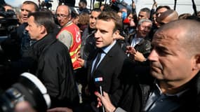 Emmanuel Macron lors de sa visite aux salariés de Whirlpool mercredi 26 avril 2017 à Amiens.