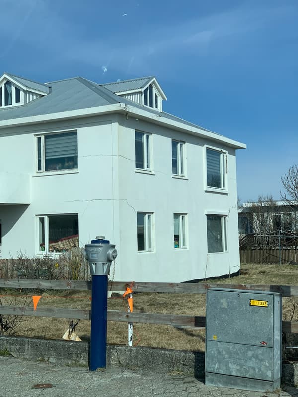 Une maison de Grindavik fracturée par les séismes, dans le quartier où résidait Pall Erlingsonn, professeur