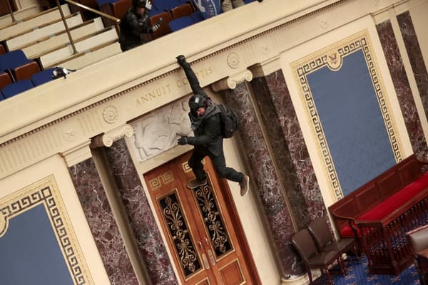 Un manifestant suspendu au balcon de la Chambre des représentants ce mercredi.