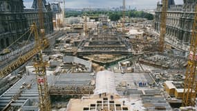 La cour Napoléon pendant les travaux de construction de la pyramide du Louvre. 