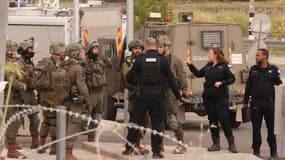 Les forces de sécurité israéliennes sur les lieux d'une attaque à Beit Einun en Cisjordanie, le 21 avril 2024