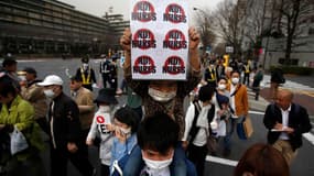 Des milliers de manifestants ont défilé dimanche dans les rues de Tokyo en demandant au gouvernement nippon de renoncer à l'énergie nucléaire, à la veille du deuxième anniversaire du tsunami qui avait provoqué une catastrophe à la centrale atomique de Fuk