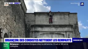 Briançon: des cordistes nettoient les remparts de la cité Vauban
