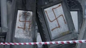 Dans le cimetière juif de Cronenbourg, près de Strasbourg, en janvier 2010. Trois jeunes gens qui étaient poursuivis pour la profanation d'un cimetière juif et de deux carrés musulmans en 2010 à Strasbourg ont été condamnés mercredi à des peines de 12 et