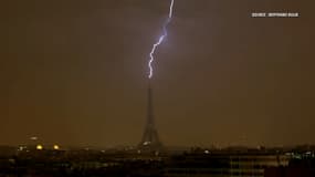 Le photographe Bertrand Kulik a capté 3 impacts de foudre sur la Tour Eiffel durant la nuit.