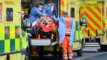 Prise en charge d'un malade du Covid-19 à Londres, le 2 janvier 2020