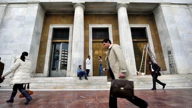 Athènes a décidé de puiser dans les caisses de ses collectivités locales pour reverser les fonds à la Banque nationale grecque (photo) et payer avec les retraitres et les salaires des fonctionnaires.
