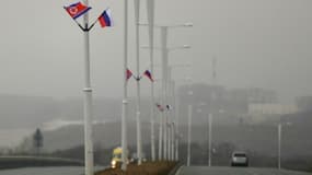 Des drapeaux russes et nord-coréens sont hissés dans les rues de Vladivostok le 23 avril 2019 en prévision du sommet entre Kim Jong Un et Vladimir Poutine