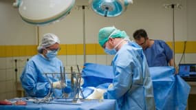 Image d'illustration d'une opération chirurgicale alors que l'hôpital de Boston annonce la première greffe de pénis réussie aux Etats-Unis