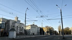 Une rue vide de Kherson (Ukraine), le 2 février 2023.