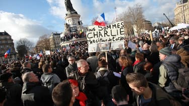 Syndicats et patronat se fondent parmi les manifestants venus apporter leur soutien aux victimes des attentats terroristes qui ont marqué la France ces derniers jours.