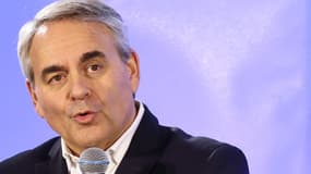 Xavier Bertrand, président du parti de centre-droit "Nous France", s'adresse à un public au Palais Fervaque, à Saint-Quentin, dans le nord de la France, le 25 octobre 2025.