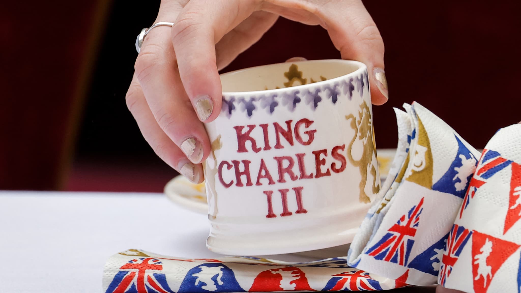 Tasses en édition limitée réalisée pour le "Big Lunch" à Downing Street au lendemain du couronnement de Charles III le 7 mai 2023.