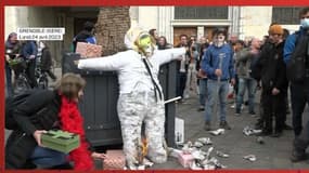 Un mannequin à l'effigie d'Emmanuel Macron battu et brûlé lundi à Grenoble