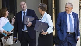 Stéphane Travert et Jacques Mézard, désormais ex-ministres, aux côtés des ministres Elisabeth Borne et Nathalie Loiseau, le 3 août 2018 à Paris. 