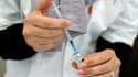 Un soignant prépare une dose de vaccin anti-covid le 21 décembre 2020 à Herzliya (Israël) 