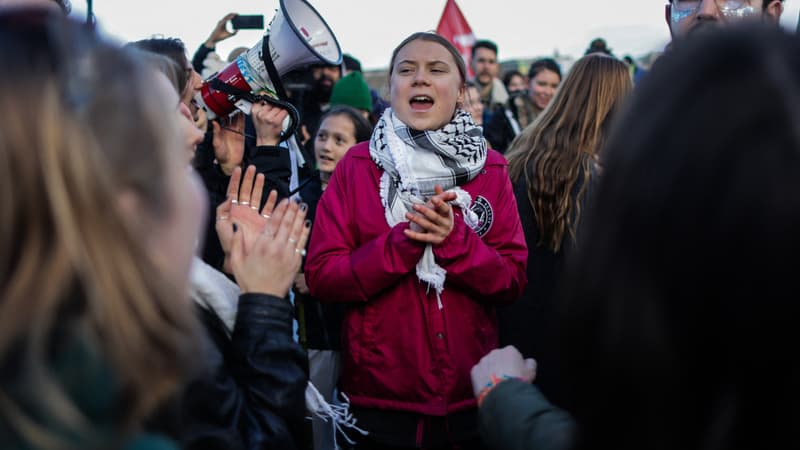La militante écologiste Greta Thunberg dans un cortège de manifestants réclamant l'arrêt d'un projet de huit nouveaux forages pétroliers près d'Arcachon, le 11 février 2024 à Bordeaux