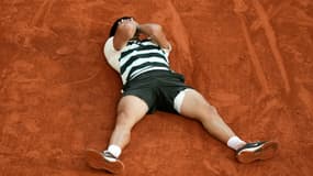 Carlos Alcaraz allongé au sol après avoir remporté son deuxième Roland-Garros, 8 juin 2025