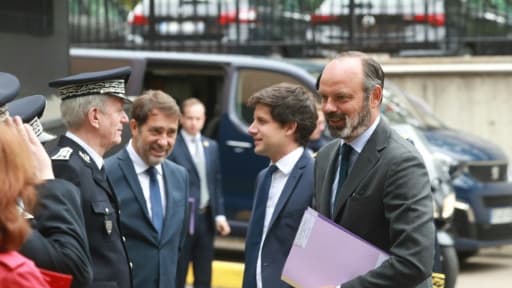 Le Premier ministre Edouard Philippe (d), accompagné par les ministres de l'Intérieur Christophe Castaner (2e g) et du Logement Julien Denormandie (2e d), rencontre le directeur général de la Police nationale, Frédéric Veaux (g), le 9 ju...