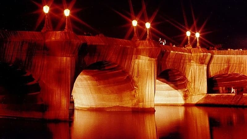 Le Pont Neuf à Paris, emballé par Christo en 1985.