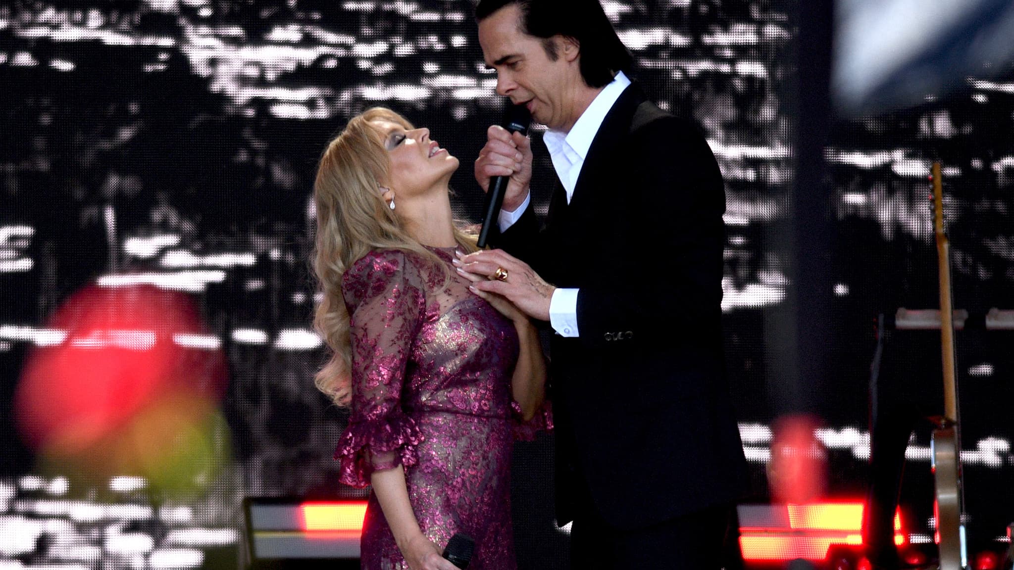 Kylie Minogue et Nick Cave sur scène au Festival de Glastonbury en 2019. Kylie Minogue et Nick Cave sur scène au Festival de Glastonbury en 2019.