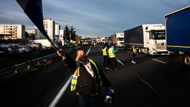 Image d'illustration d'un gilet jaune portant un drapeau français le 24 novembre 2018 sur l'A6 au niveau de Villefranche-sur-Saône (Rhône)