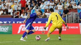 Lionel Messi, auteur d'un doublé, tente de dribbler le gardien du Guatemala Nicolas Hagen, le 14 juin 2024.