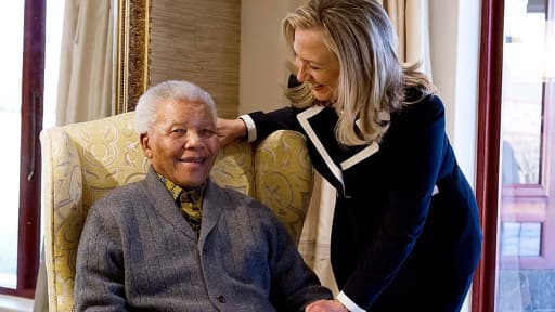 Nelson Mandela en août 2012, en compagnie d'Hillary Clinton, alors secrétaire d'Etat américaine.