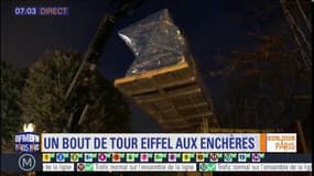 Un escalier de la Tour Eiffel installé chez Artcurial avant sa vente aux enchères