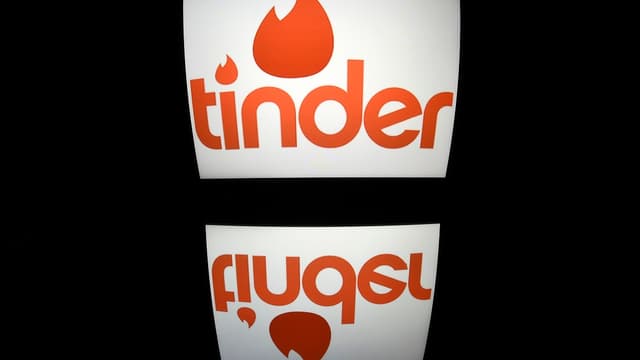 Match.com a racheté Tinder en 2013 et a été acquis à son tour par InterActive Corp (IAC), groupe appartenant au milliardaire américain Barry Diller, deux ans plus tard.