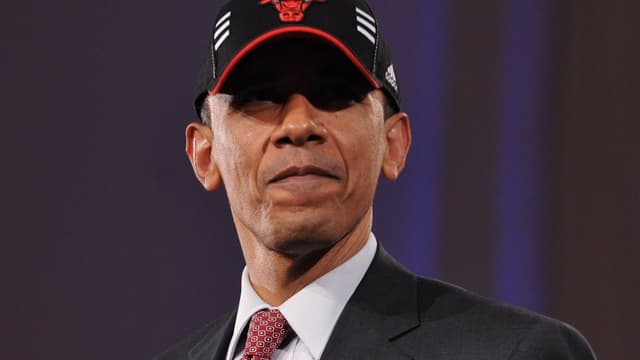 Barack Obama porte la casquette des Chicago Bulls