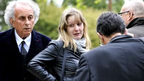 Cécile Bourgeon le 17 mai 2013 dernier lors d'une reconstitution, entre son avocat Gilles-Jean Portejoie (g.) et le procureur Pierre Sennès (d.).