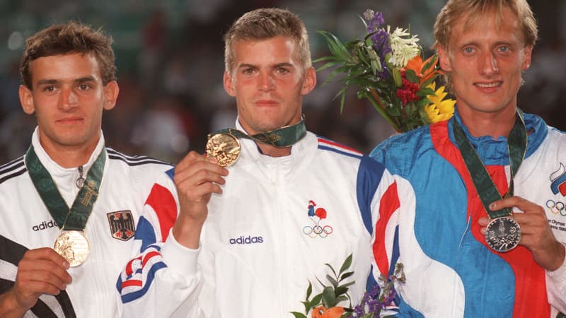 Jean Galfione avec sa médaille d'or sur le podium des JO 1996