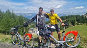 Thibault Arbonel et Thomas Laurenceau après avoir parcouru l'étape du Tour en Vélo'v, le 19 juillet 2025