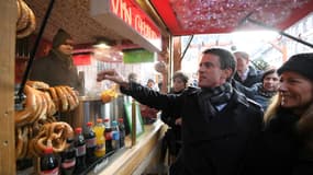 Manuel Valls le 22 décembre 2016, en déplacement au marché de Noël de Strasbourg. 