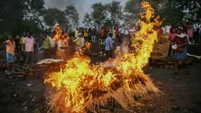 Des membres de la famille accomplissent les derniers rites lors des funérailles de victimes décédées après avoir consommé de l'alcool toxique dans le district de Kallakurichi, dans l'État indien du Tamil Nadu, le 20 juin 2024.