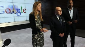Bernard Cazeneuve entouré de responsables de Google, dans les locaux de la firme, à Mountain View, en Californie, le 20 février. 