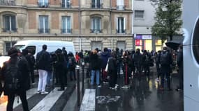 Des lycéens à proximité du lycée Colbert à Paris ce mardi matin.