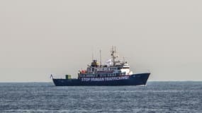 Une banderole "Stop Human Trafficking" sur le C-Star, navire affrété par le groupe d'extrême-droite Génération Identitaire, août 2017, au large des côtes libyennes. 