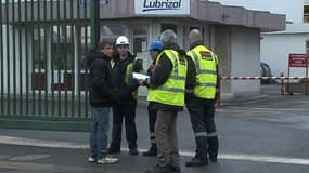 Sur le site de l'usine de Rouen d'où un gaz nauséabond s'est échappé.